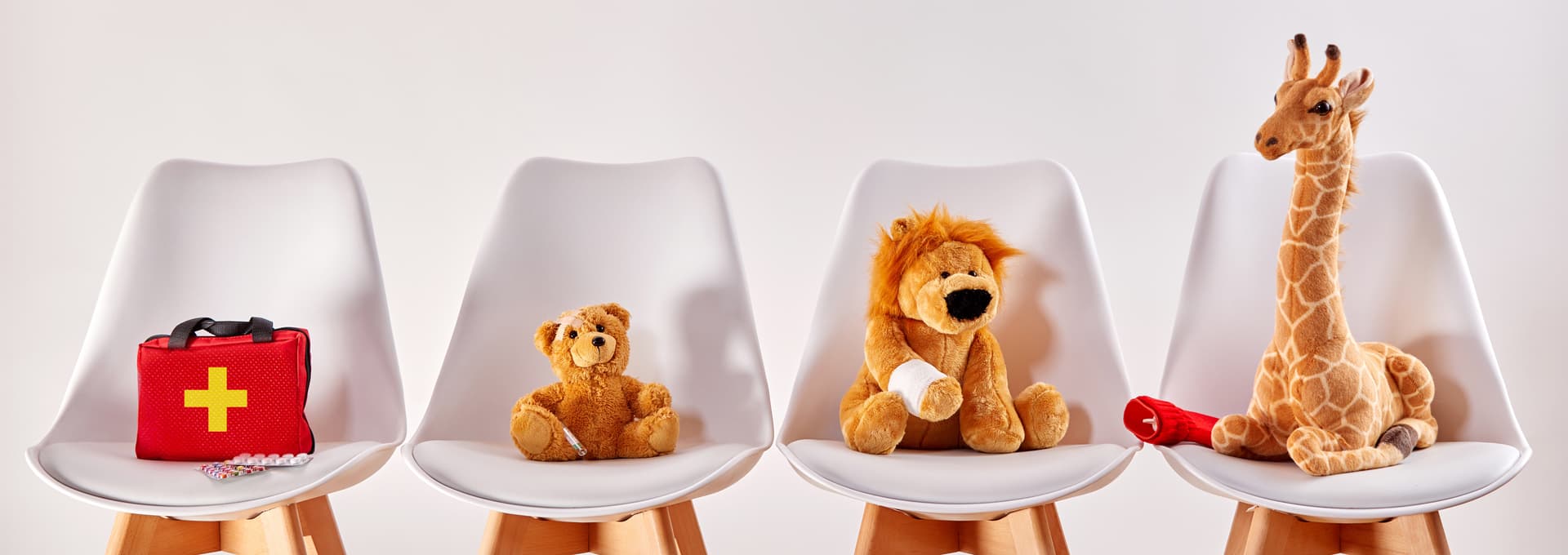 Teddybär auf Krankenhausbett symbolisiert Fürsorge und Vertrauen in der Patientenversorgung